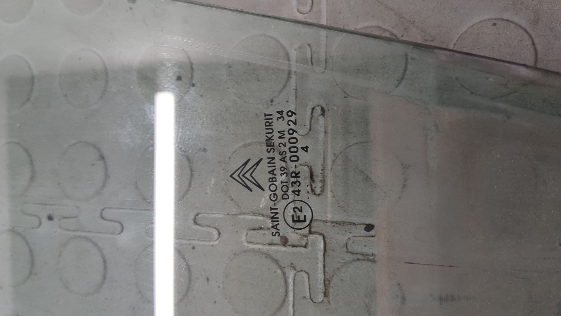 Стекло двери передней левой