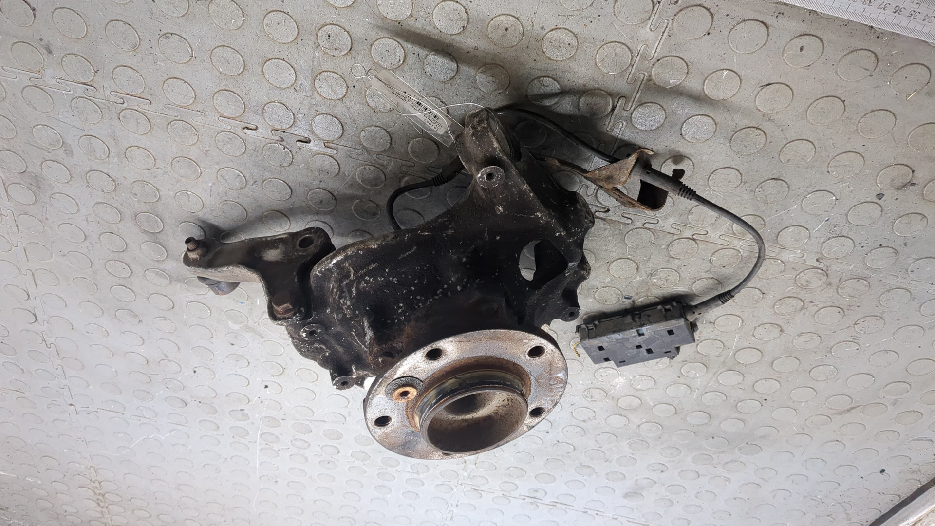 Кулак поворотный передний правый