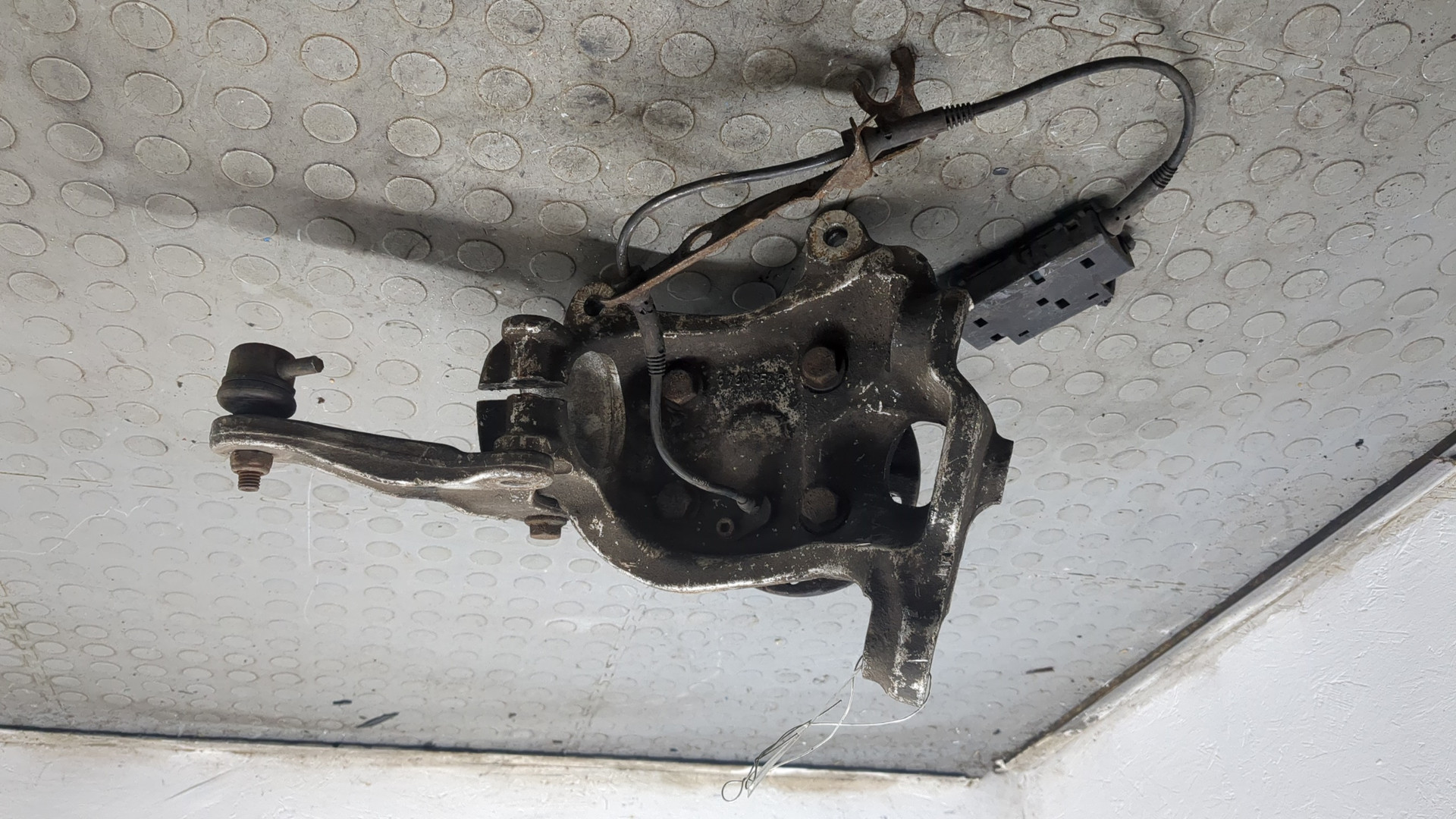 Кулак поворотный передний правый