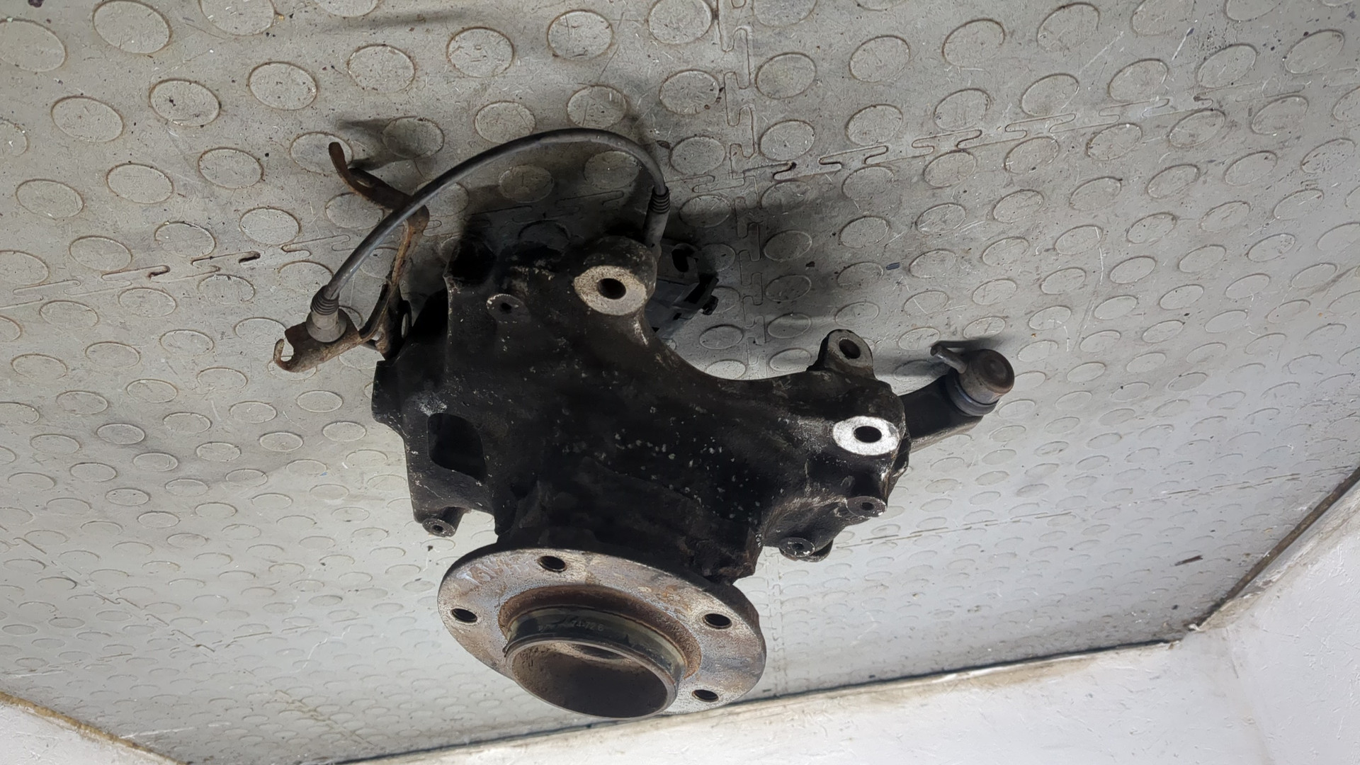 Кулак поворотный передний правый