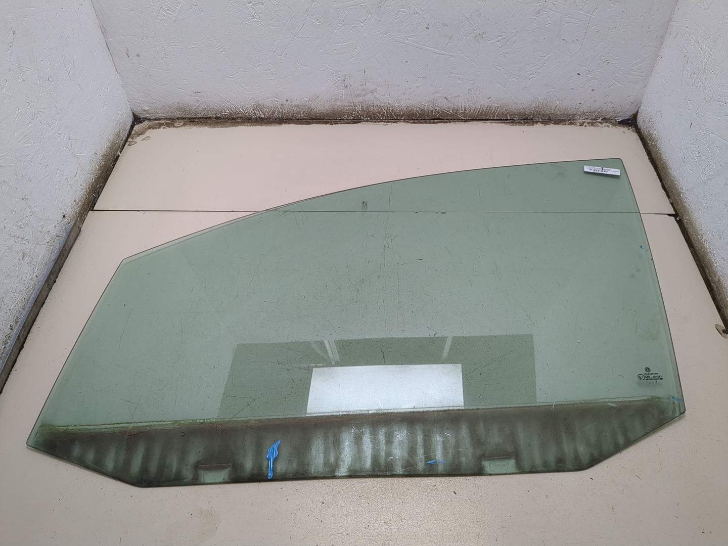 Стекло двери передней левой