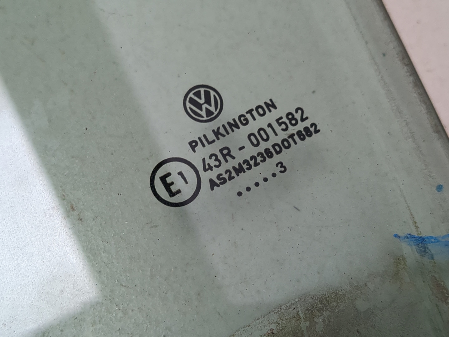 Стекло двери передней левой