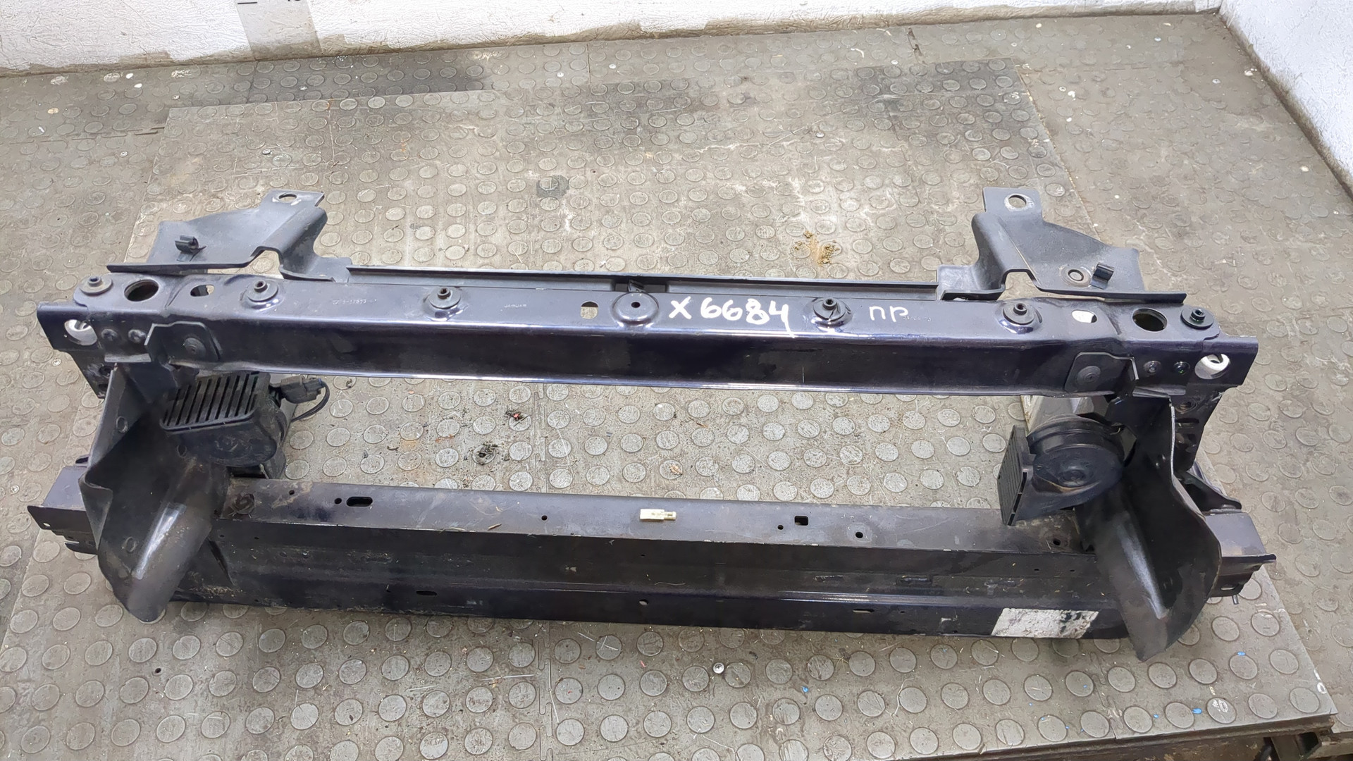 Усилитель переднего бампера