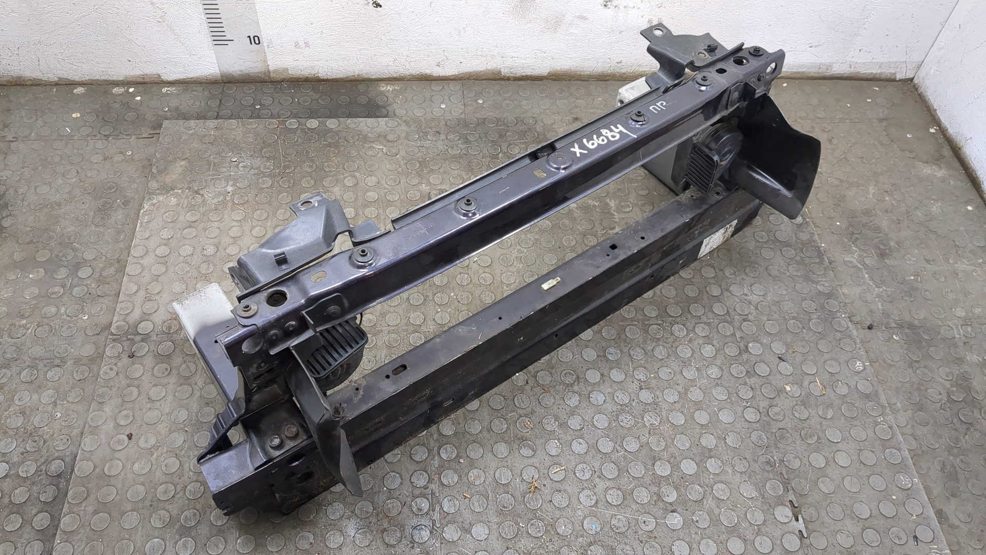 Усилитель переднего бампера