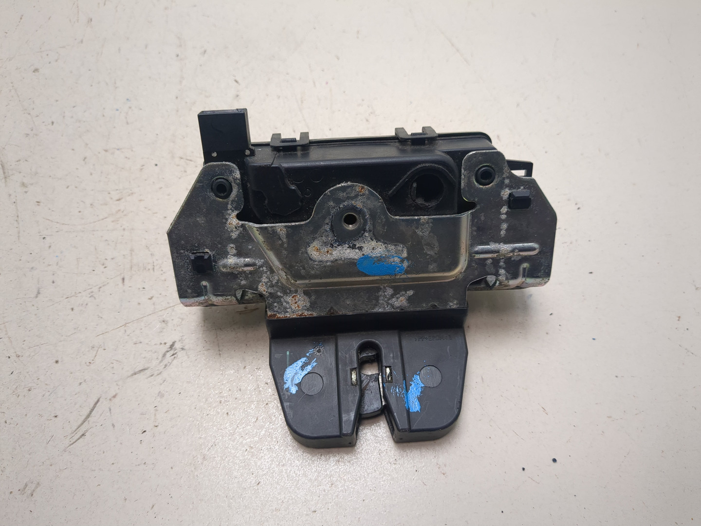 Замок багажника