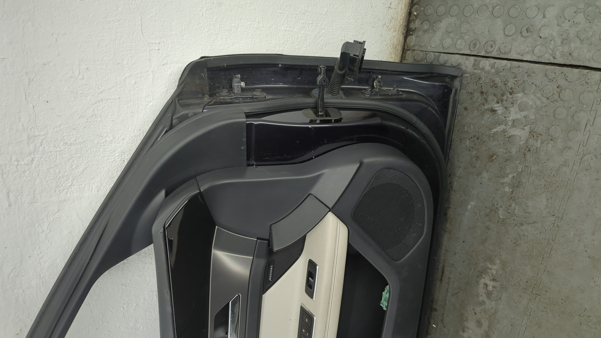 Дверь передняя левая