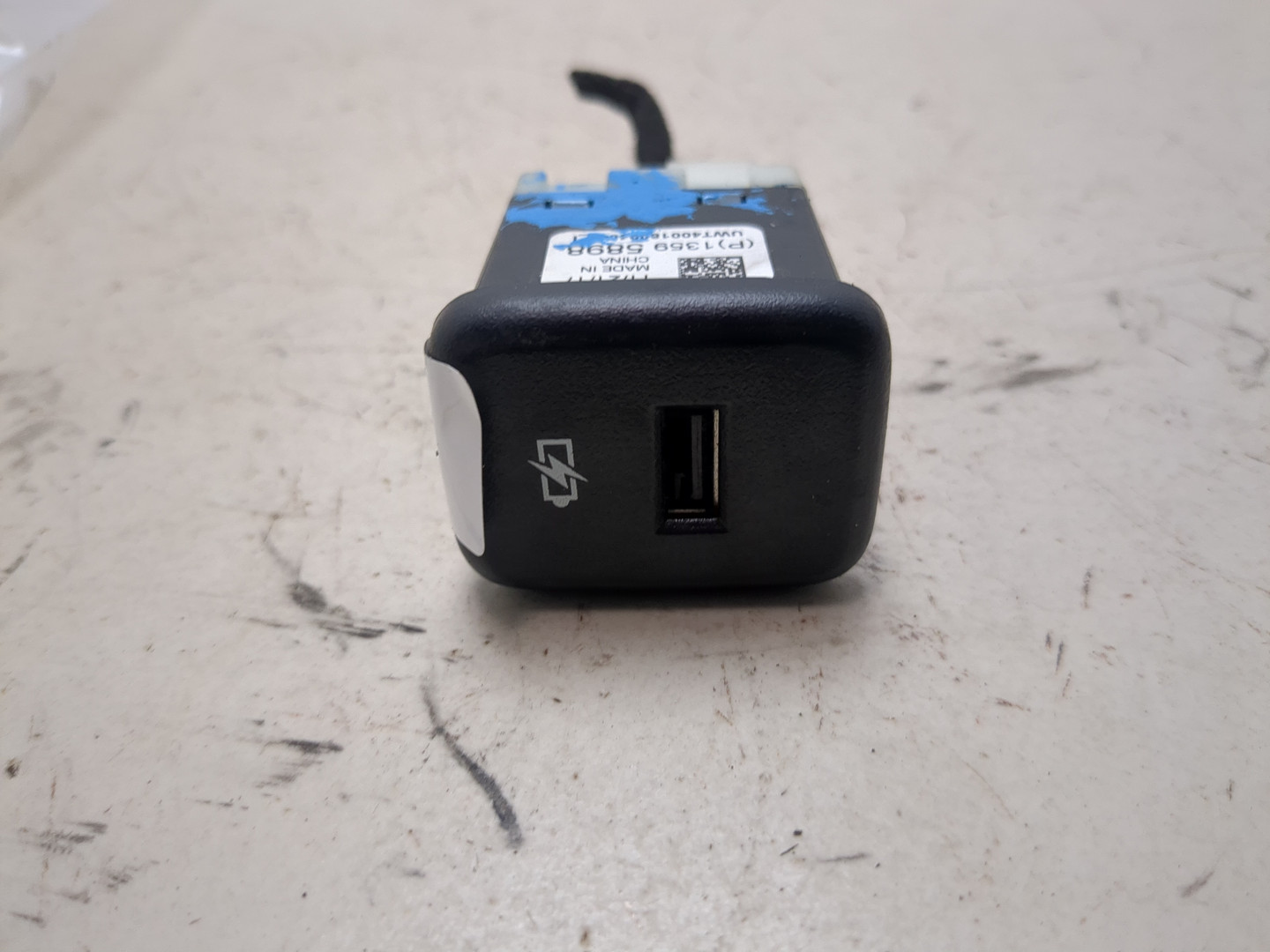 Гнездо AUX / USB IN