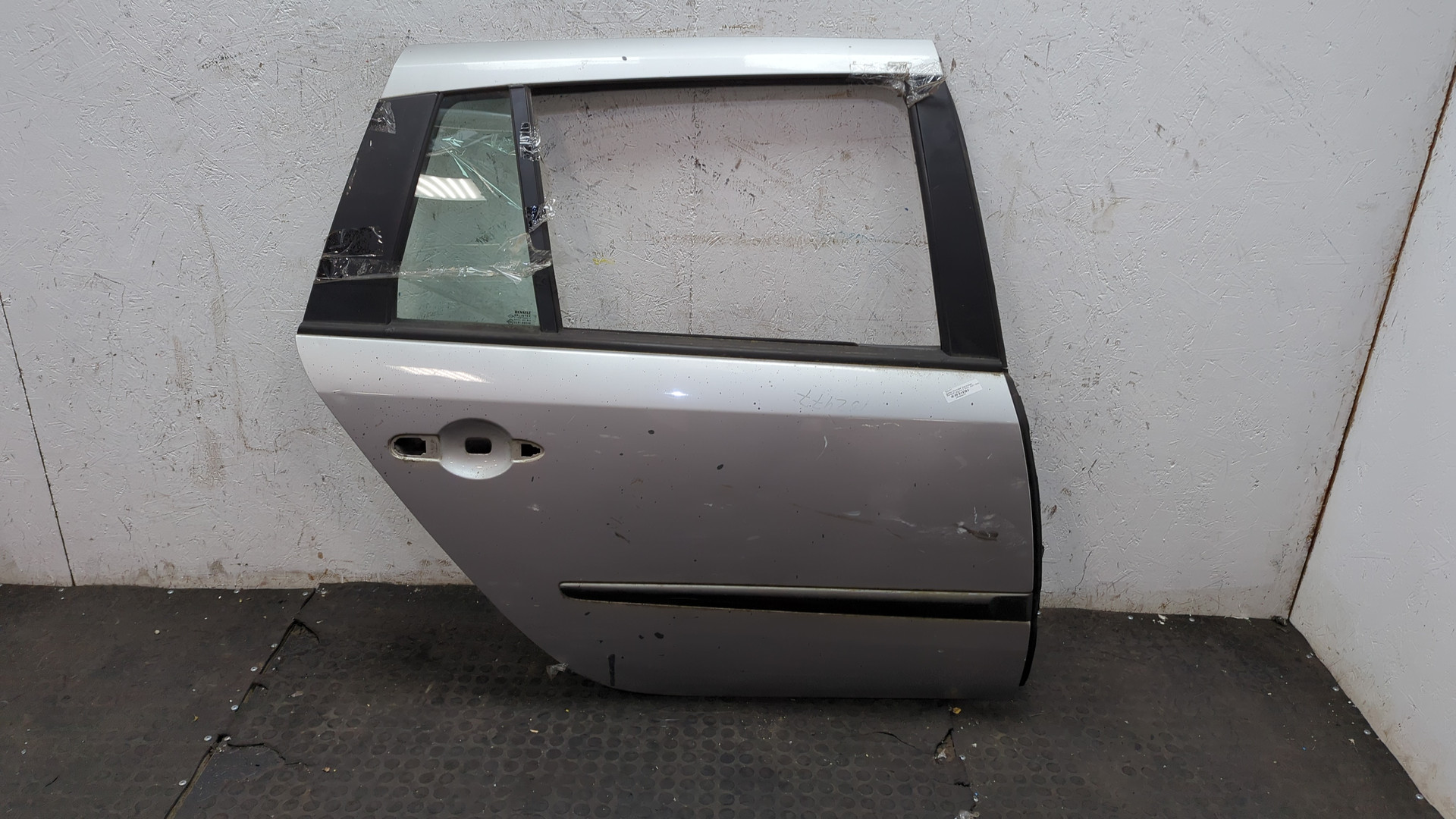 Дверь задняя правая
