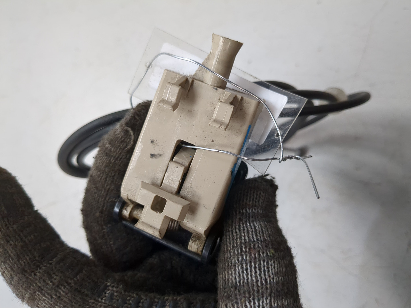 Трос открывания капота