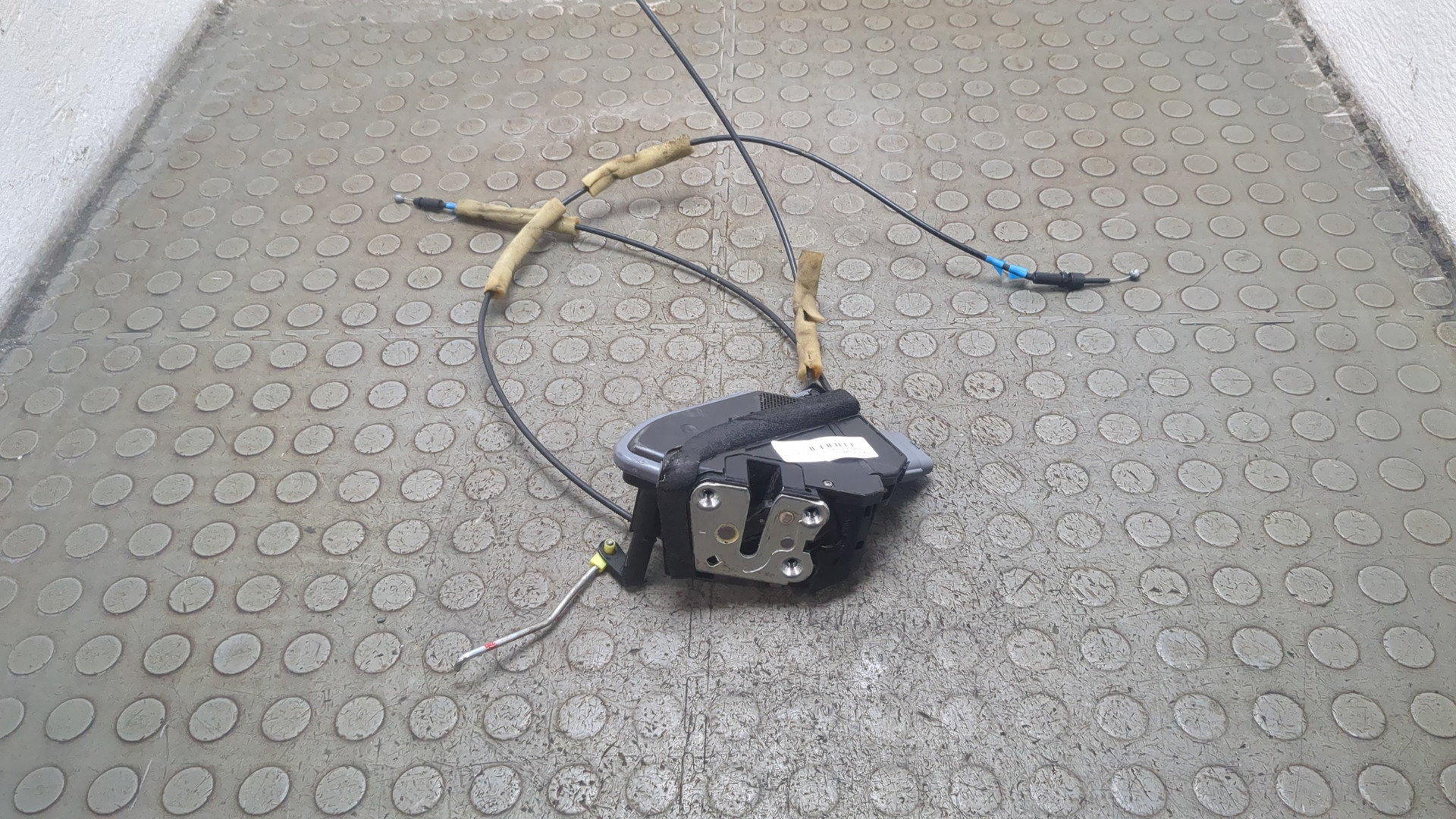 Замок двери передней левой