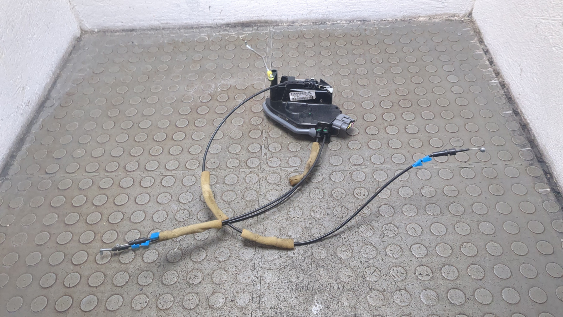 Замок двери передней левой