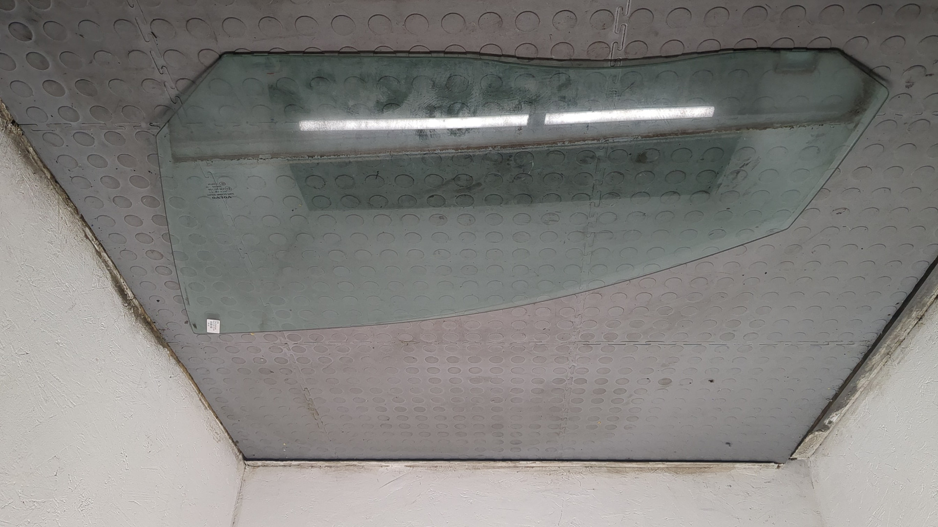 Стекло двери передней левой