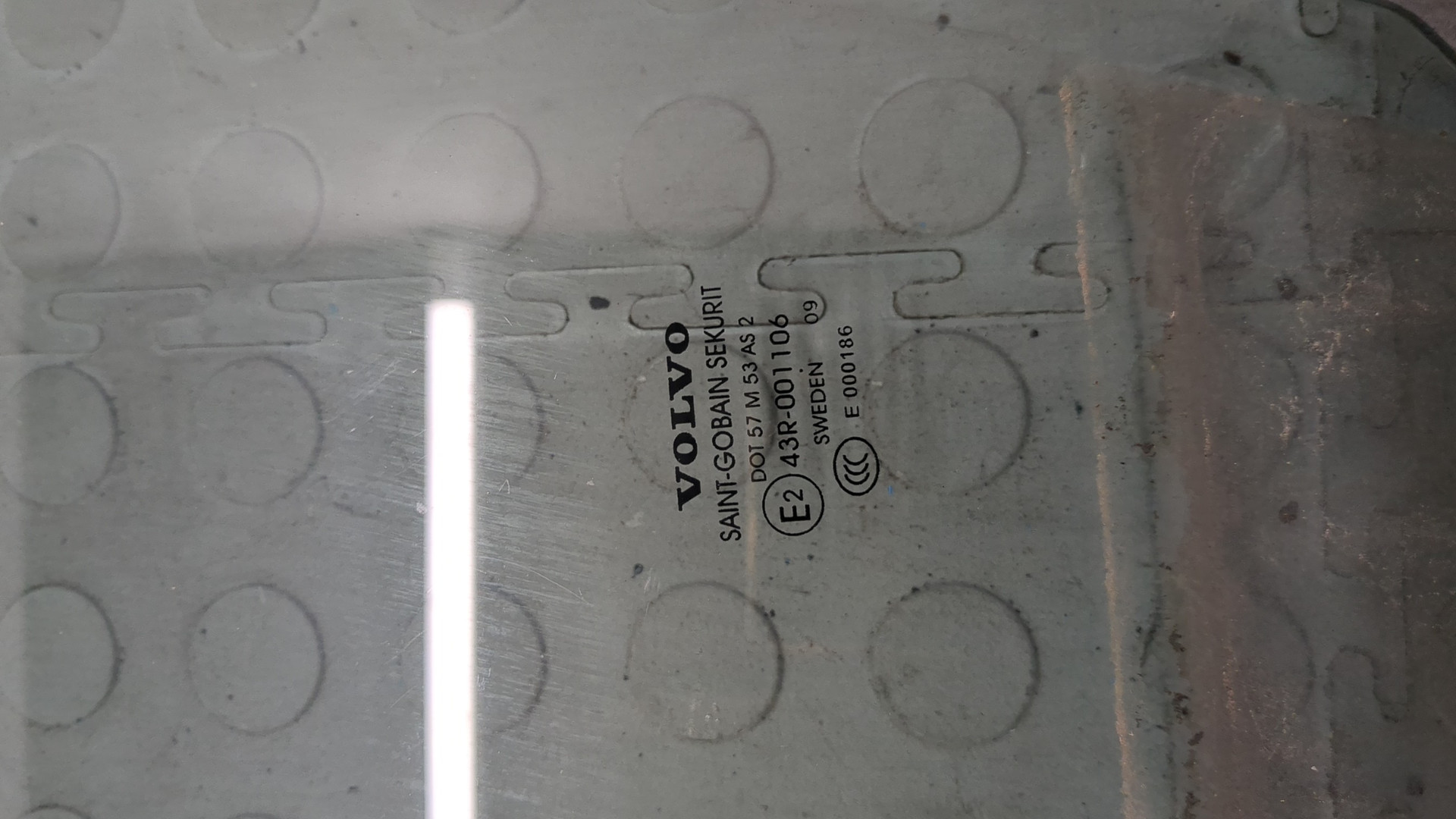 Стекло двери передней левой