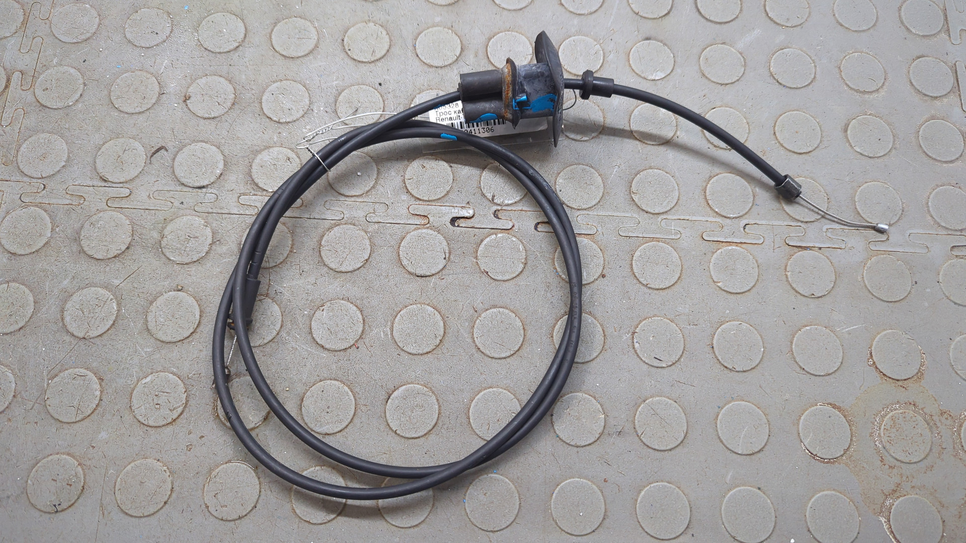 Трос открывания капота