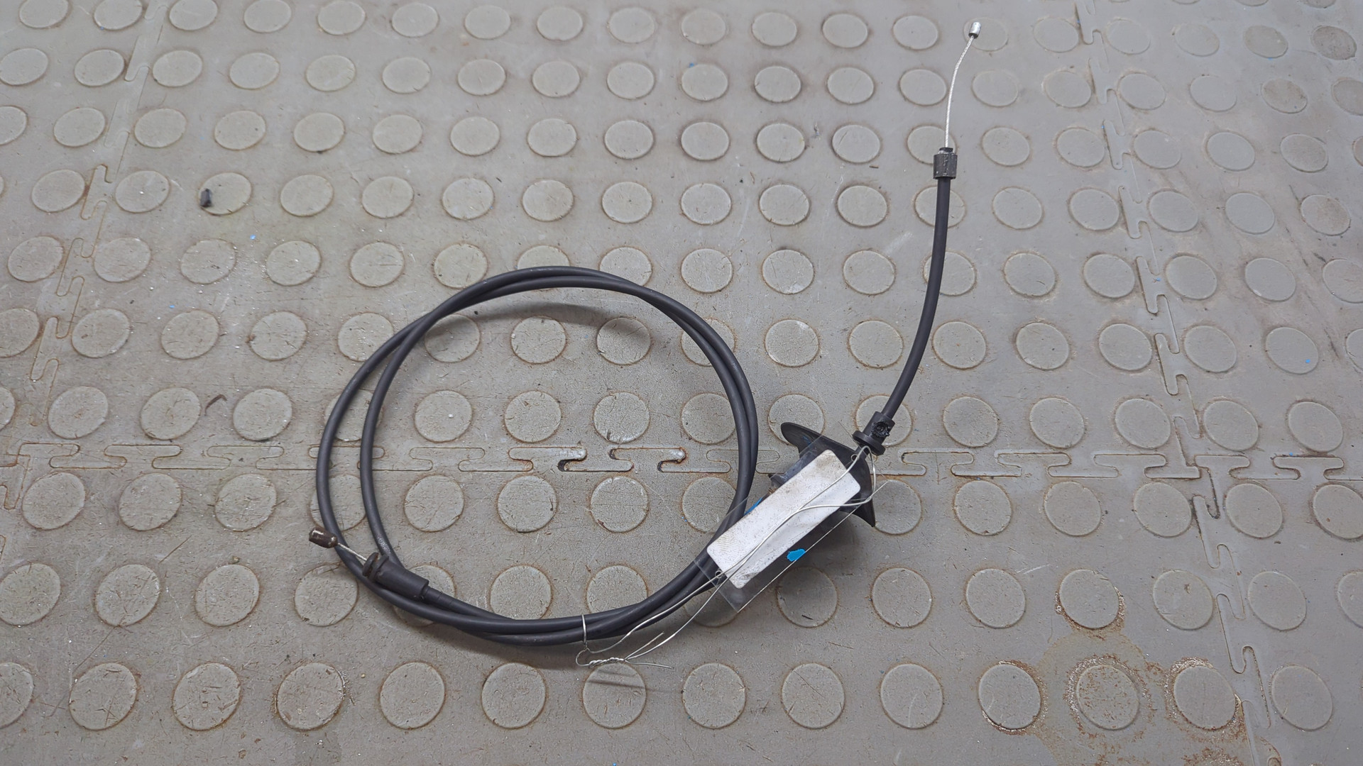 Трос открывания капота