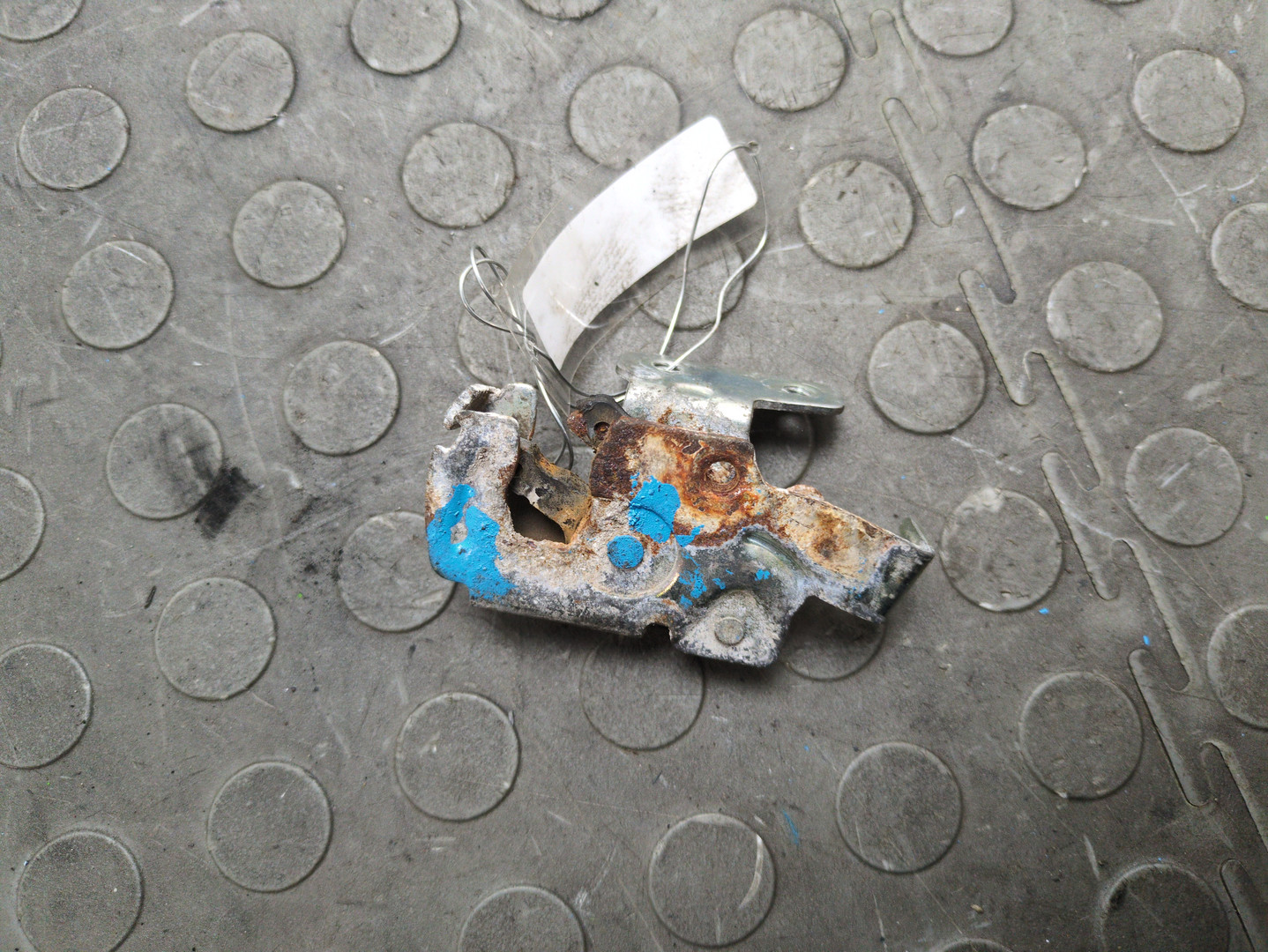 Замок двери задней левой