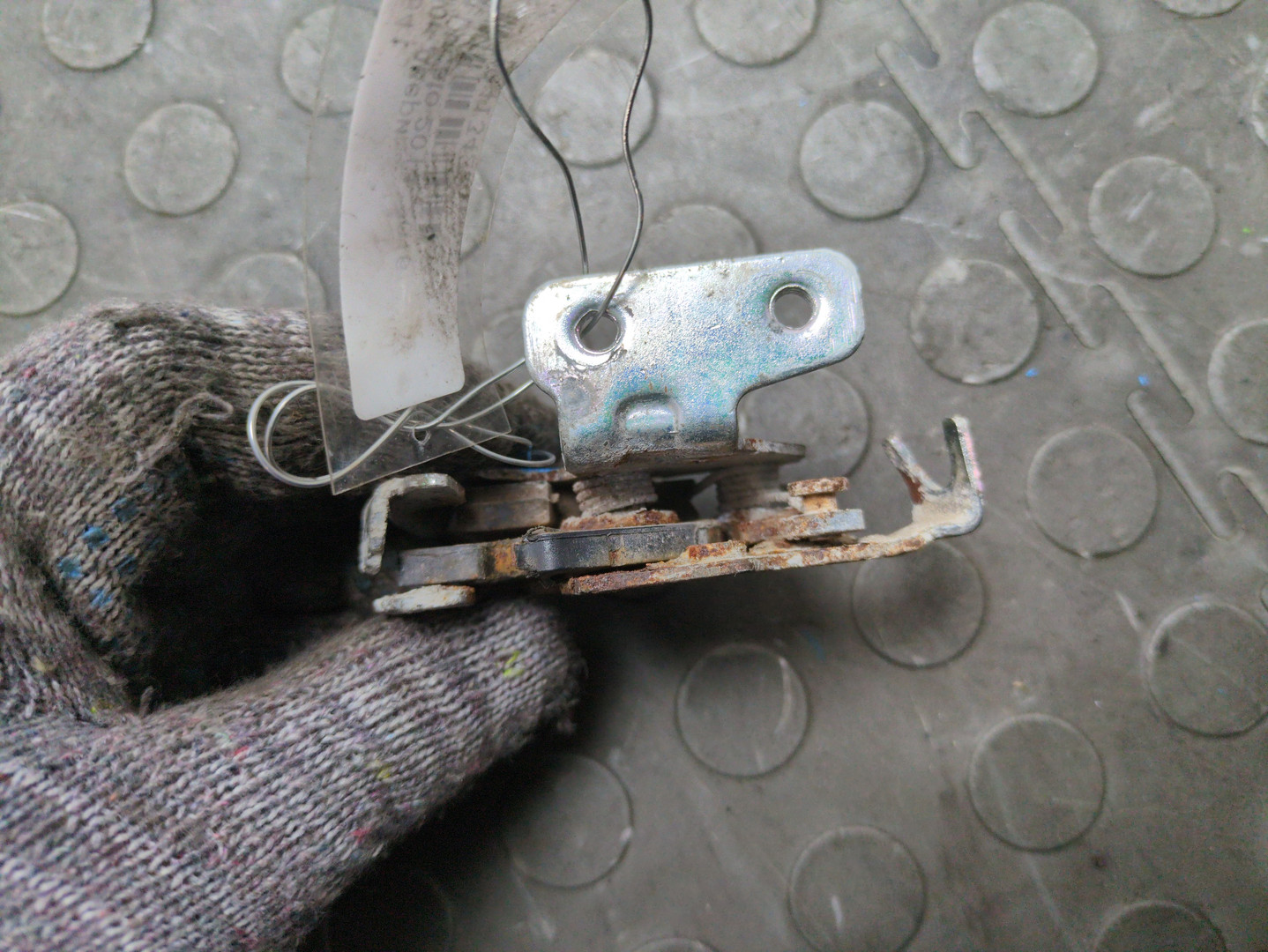 Замок двери задней левой