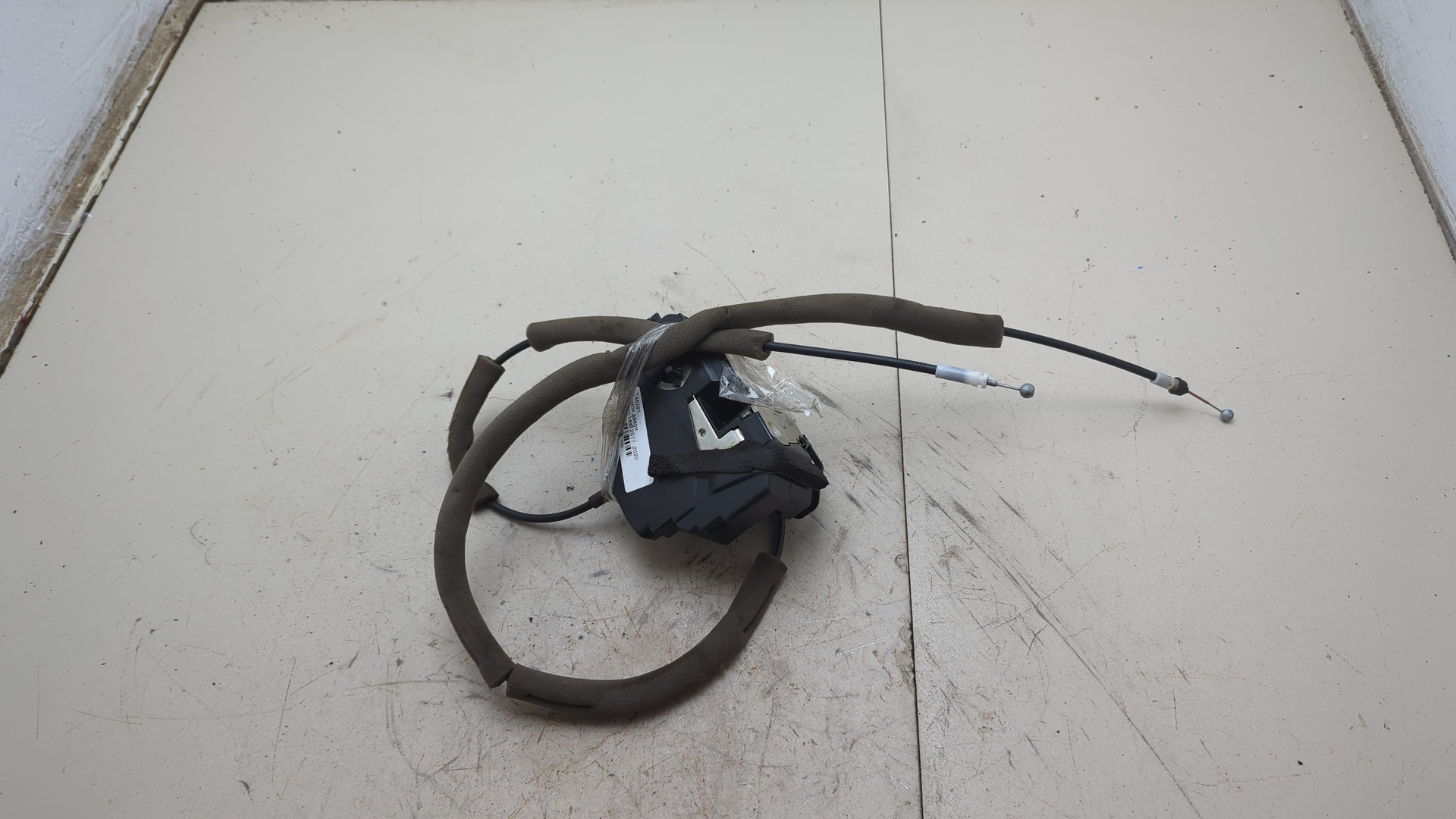 Замок двери задней левой