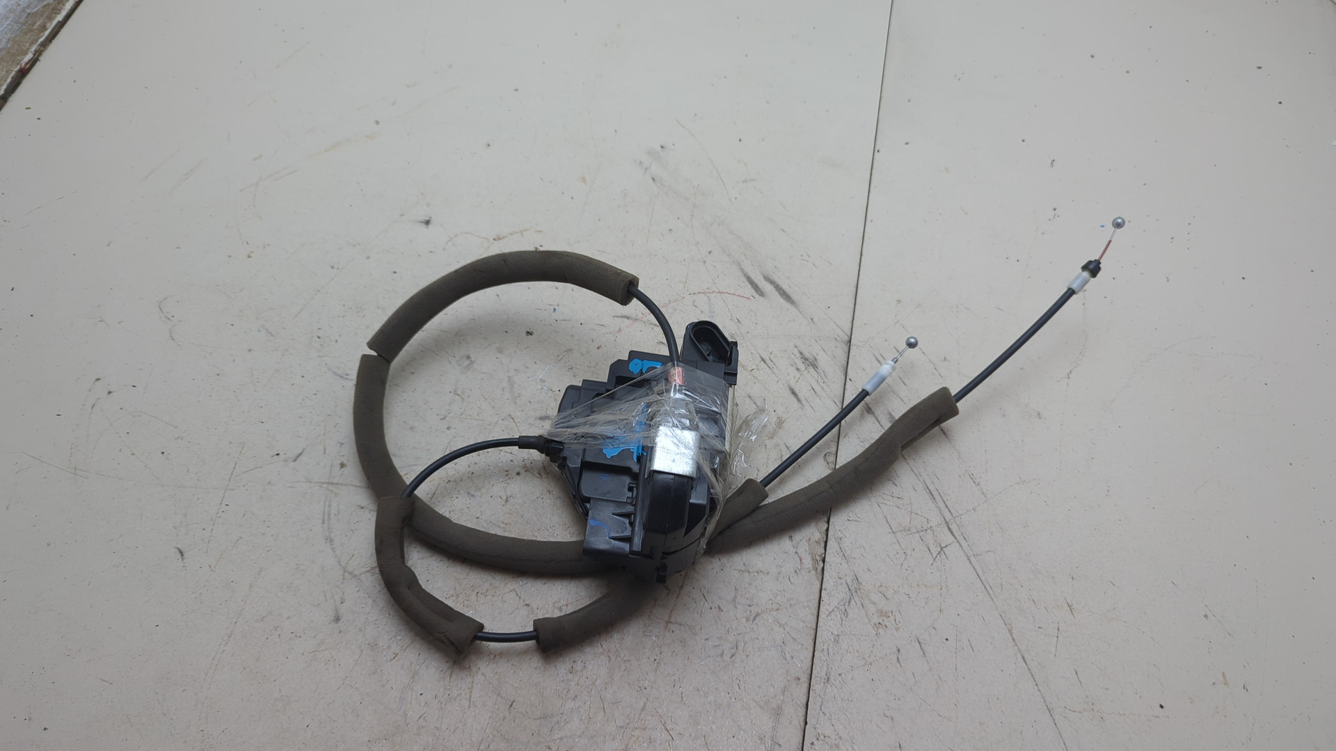 Замок двери задней левой