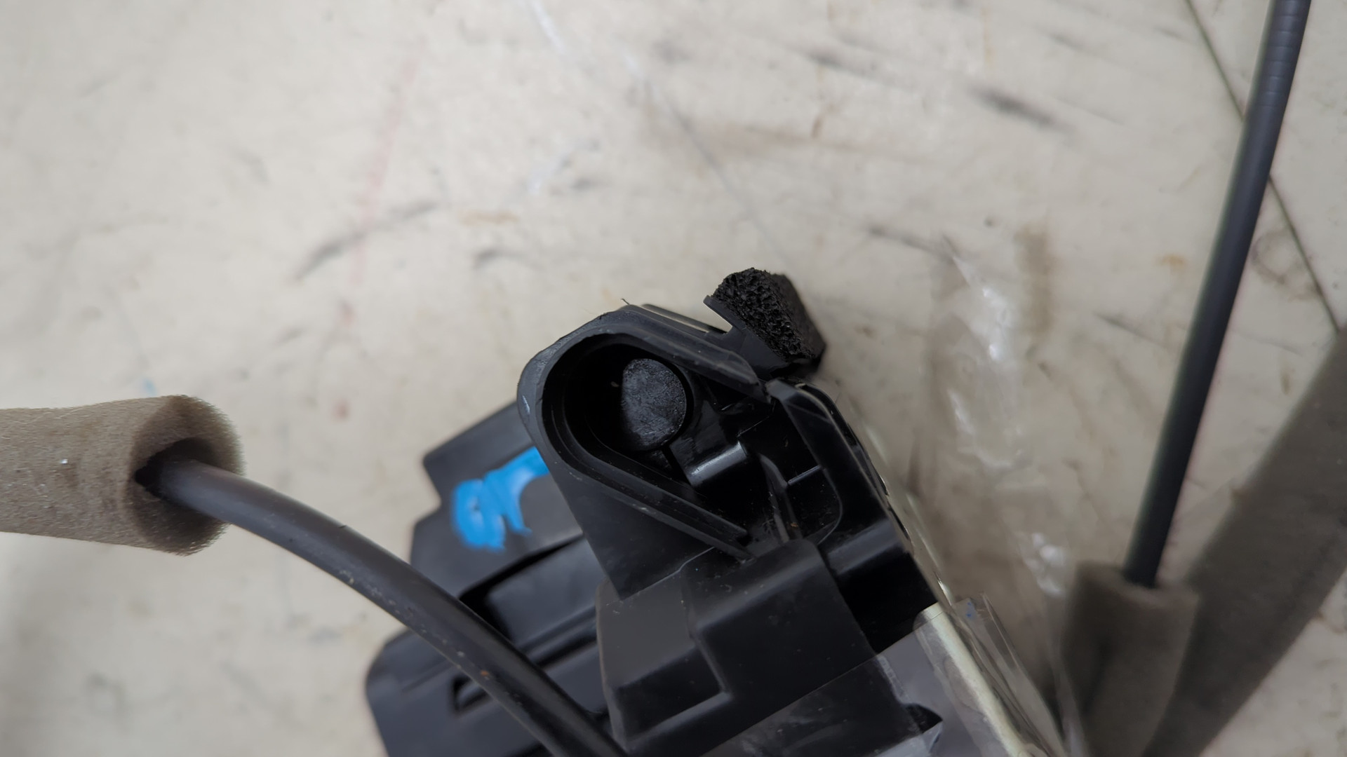 Замок двери задней левой