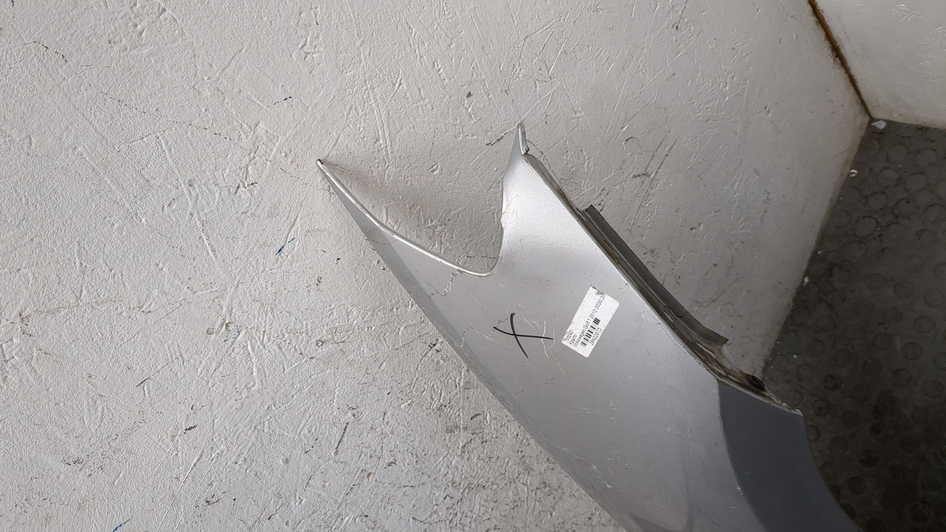 Крыло переднее правое