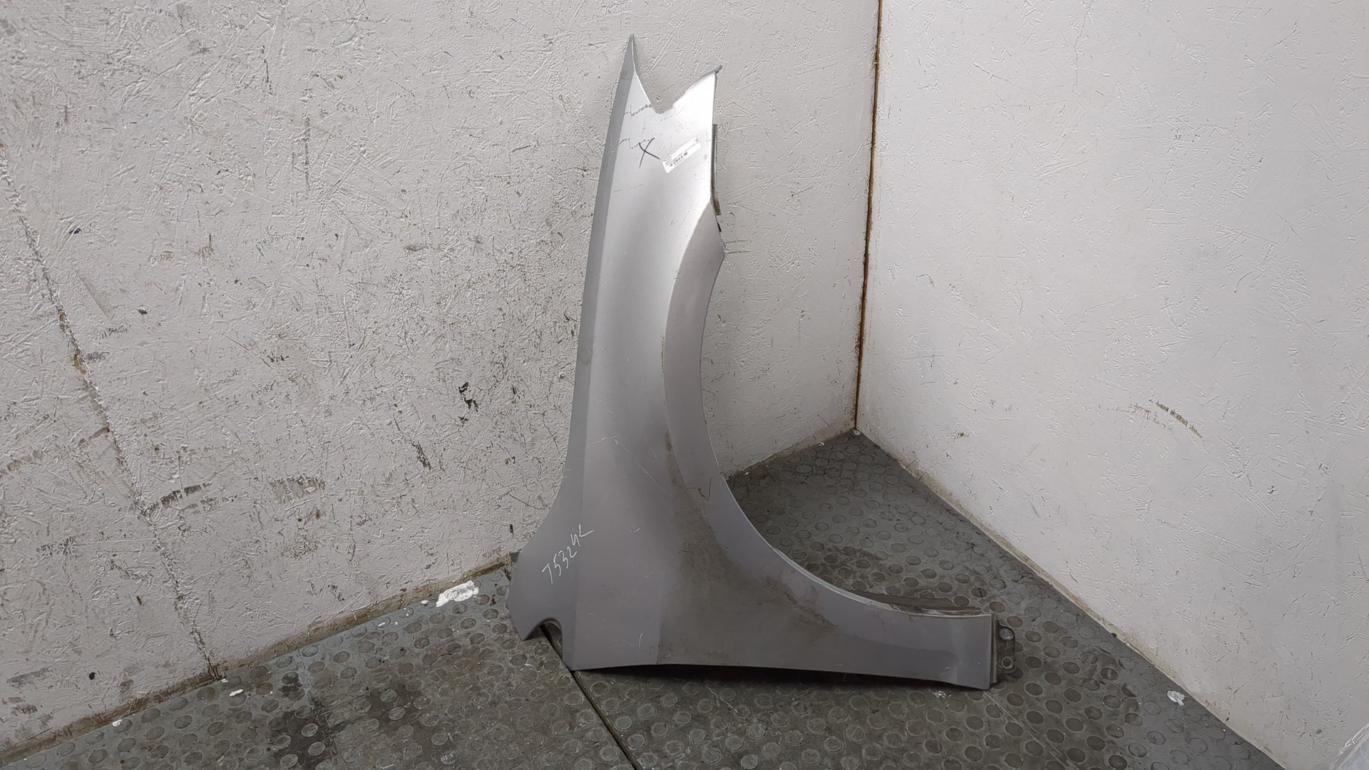 Крыло переднее правое