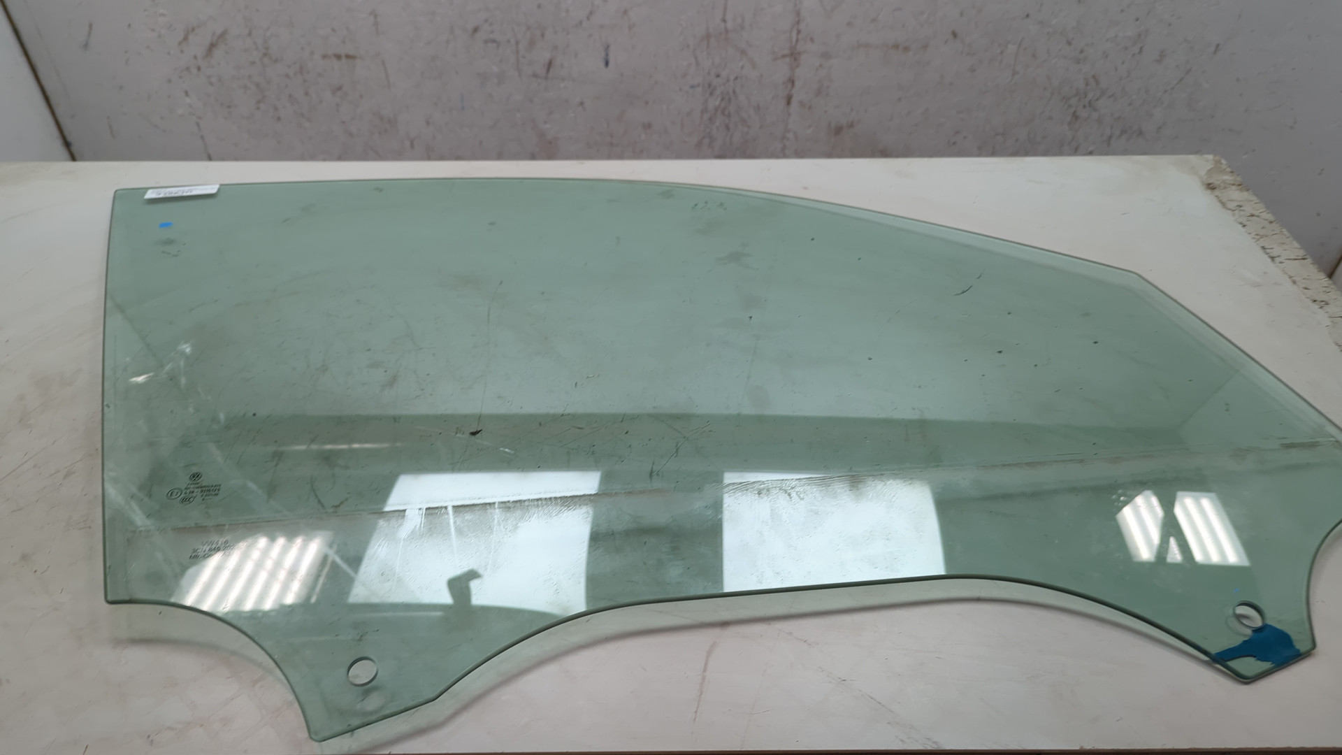 Стекло двери передней правой