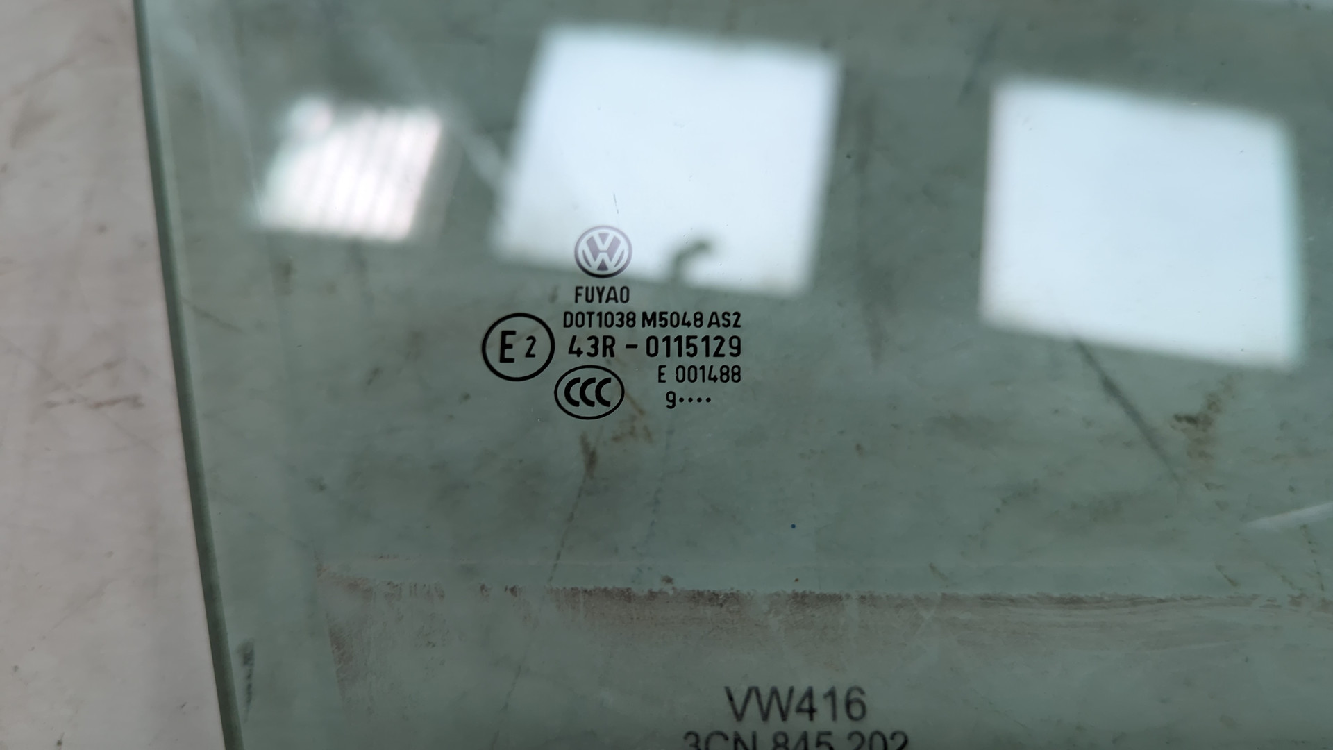 Стекло двери передней правой