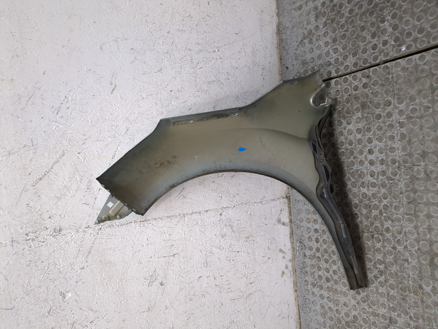 Крыло переднее правое