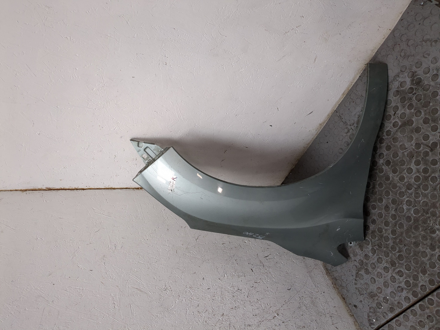 Крыло переднее правое