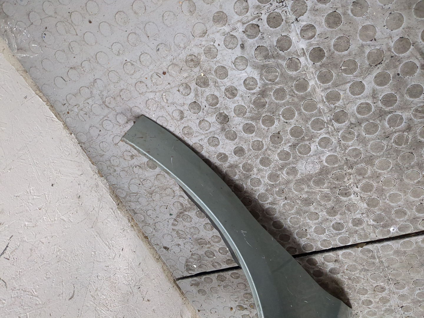 Крыло переднее правое