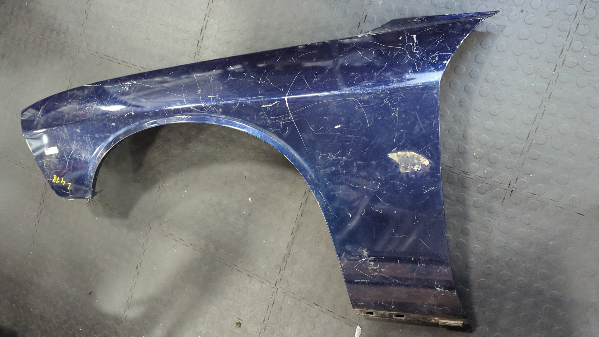 Крыло переднее левое