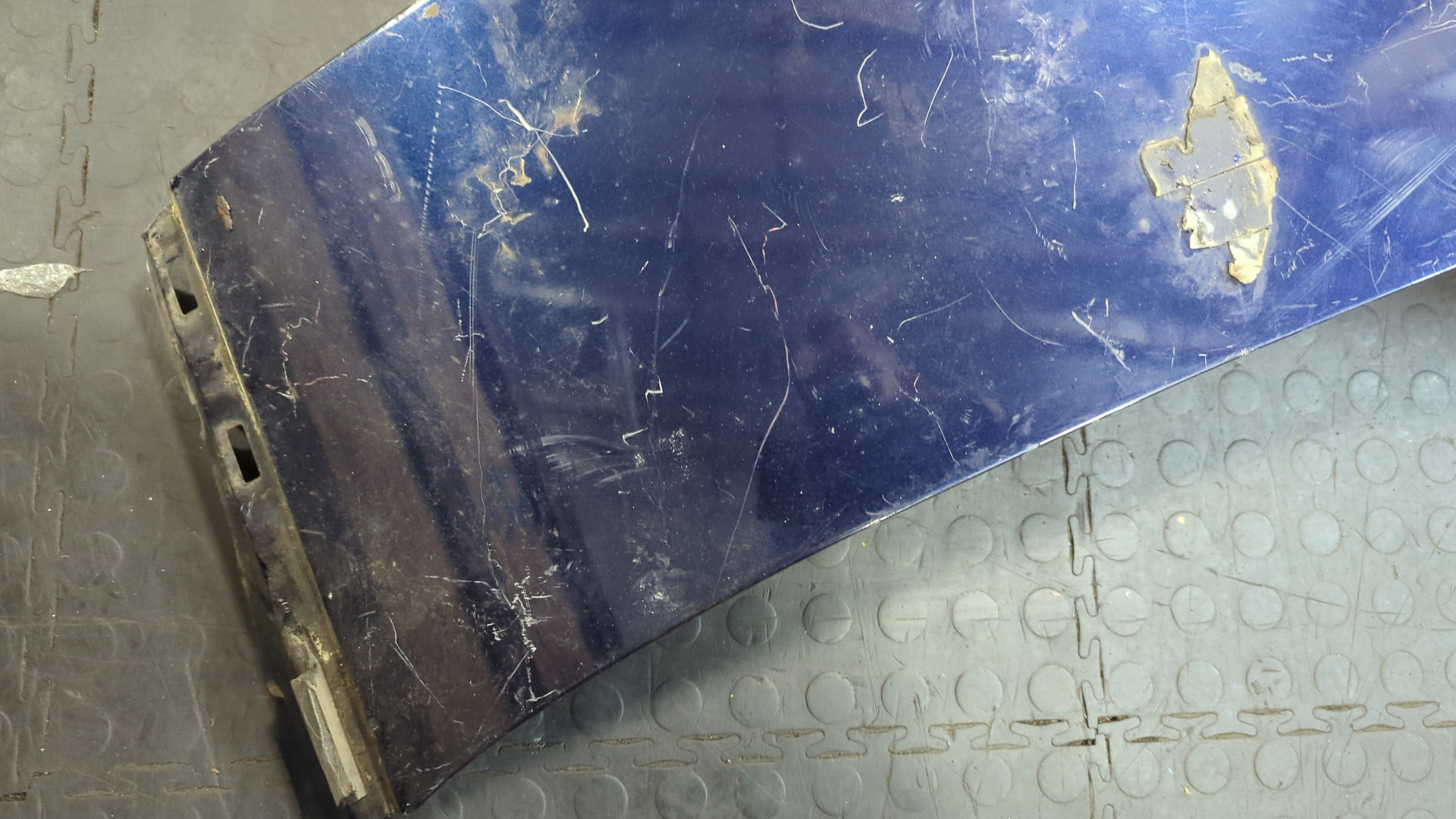 Крыло переднее левое