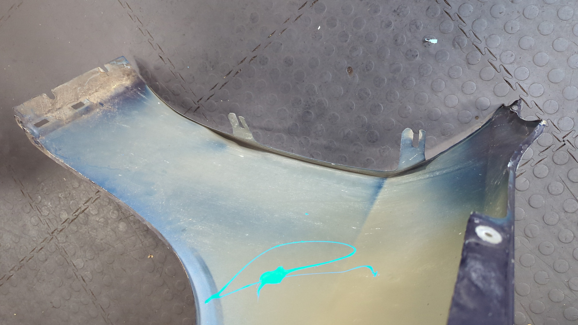 Крыло переднее левое