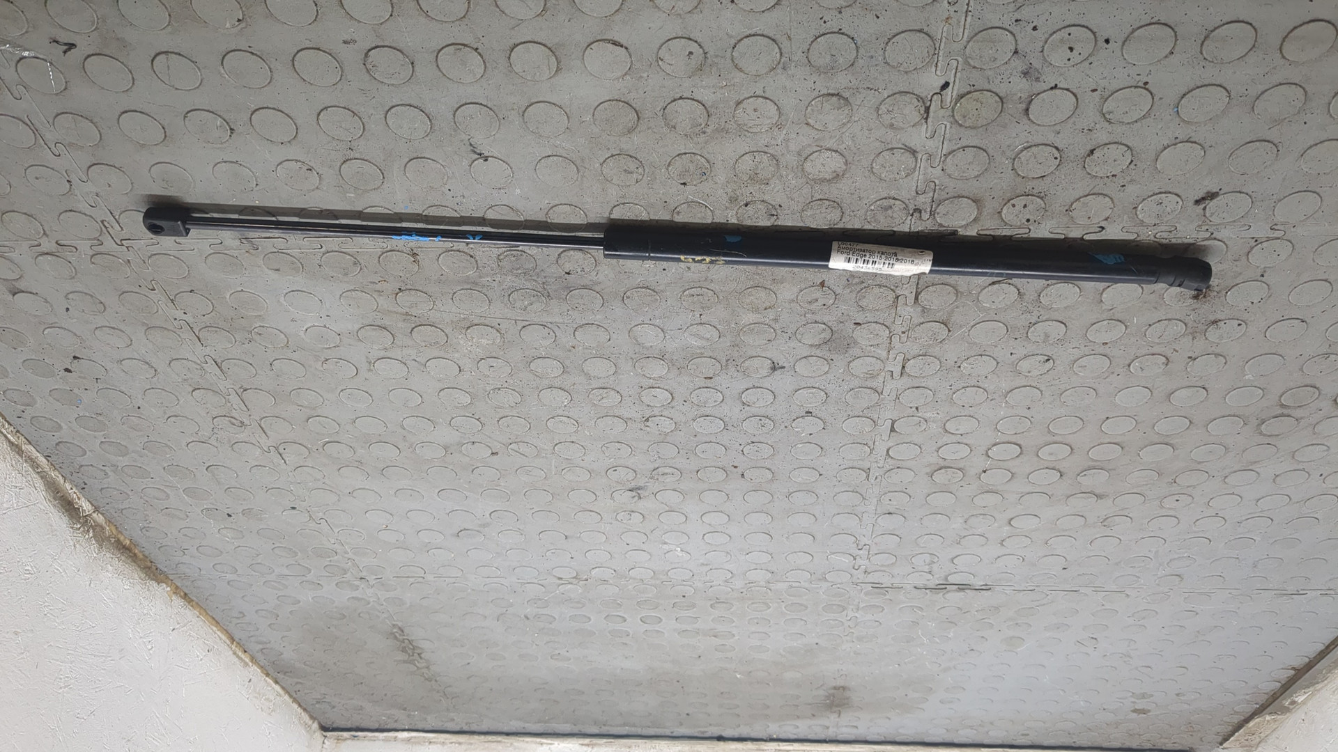 Амортизатор капота