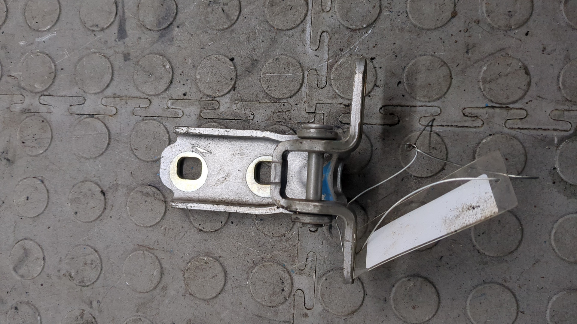 Петля двери