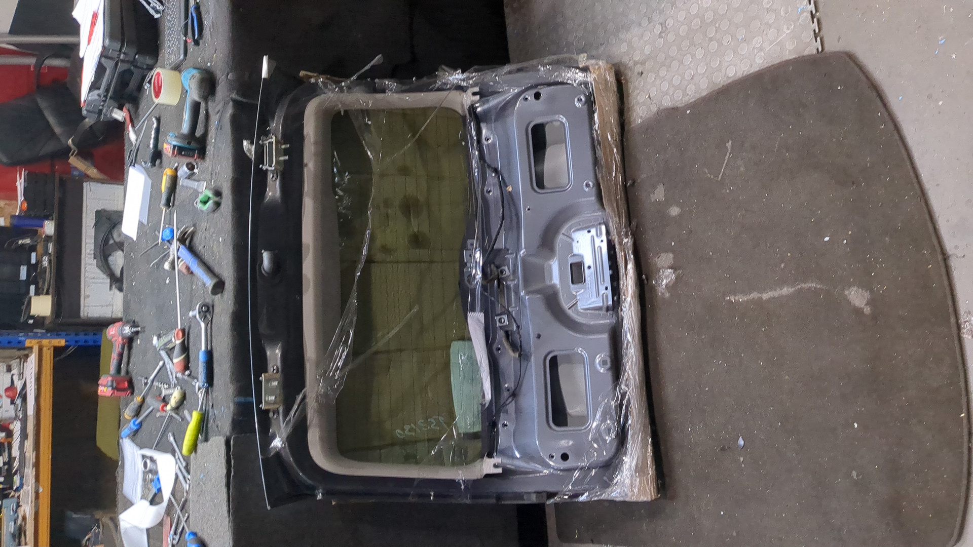 Дверь багажника