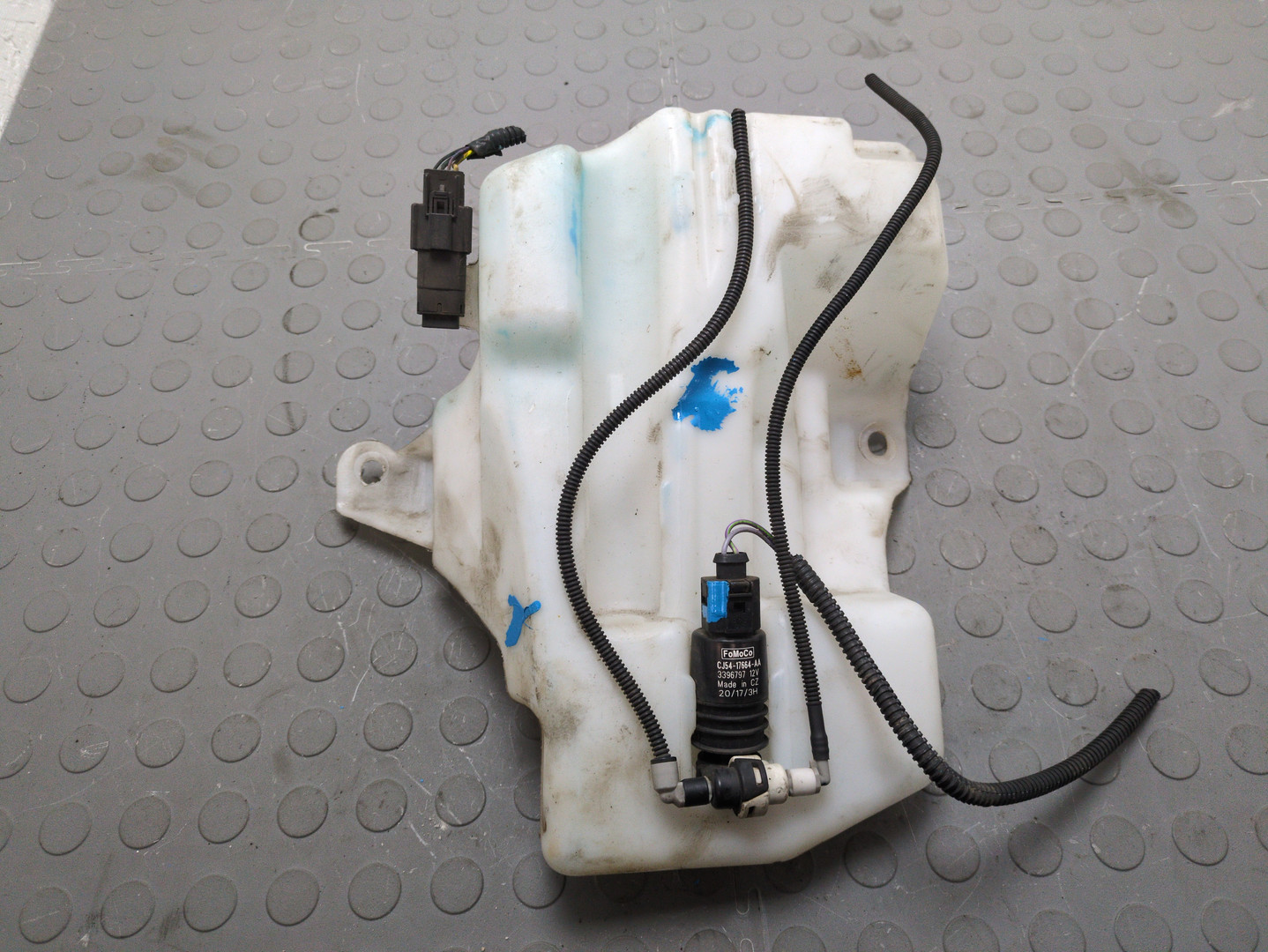 Бачок омывателя лобового стекла