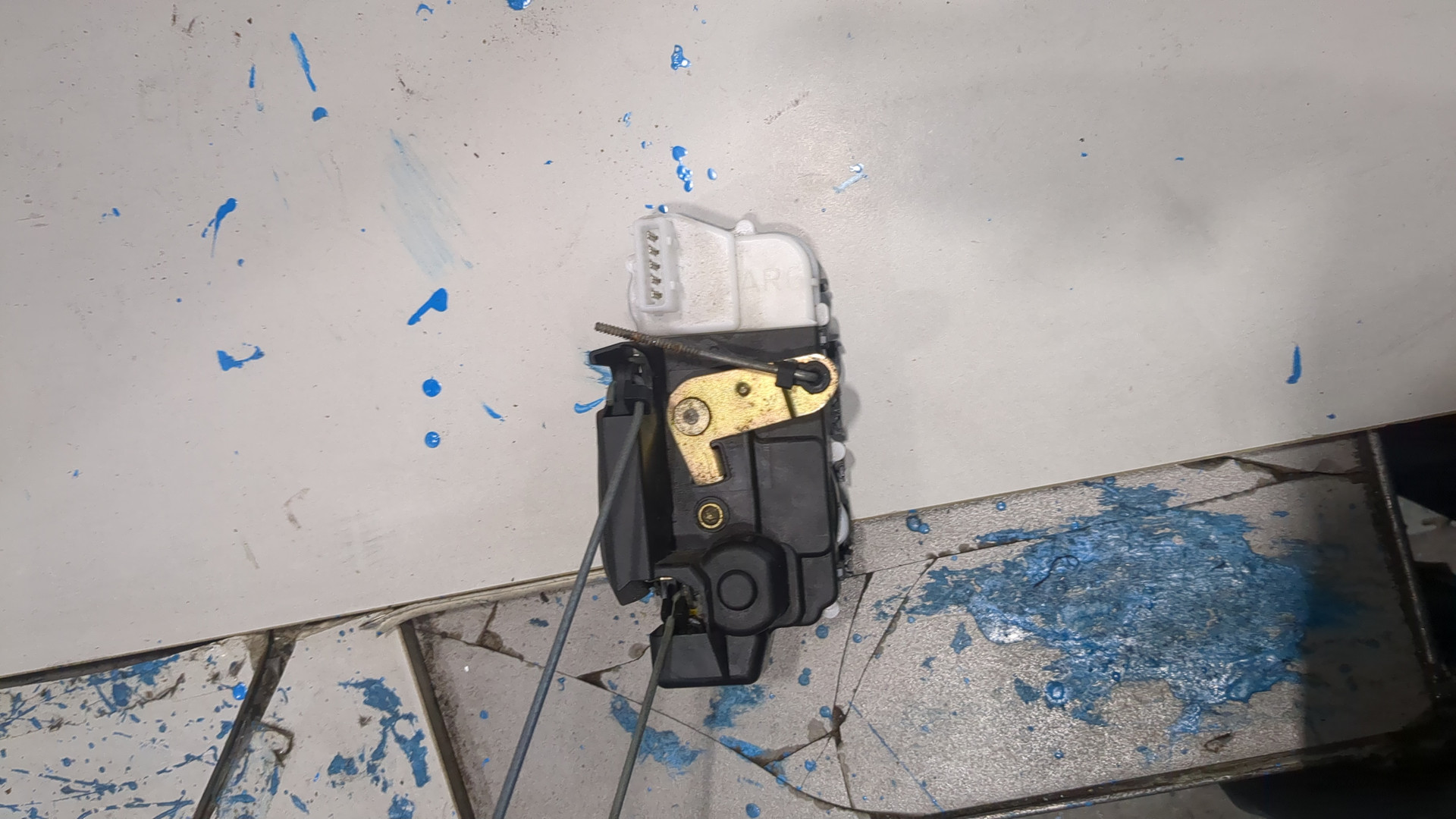 Замок двери задней левой