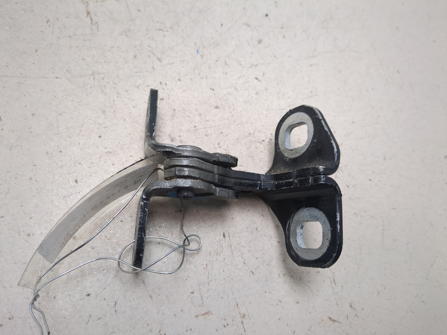 Петля двери