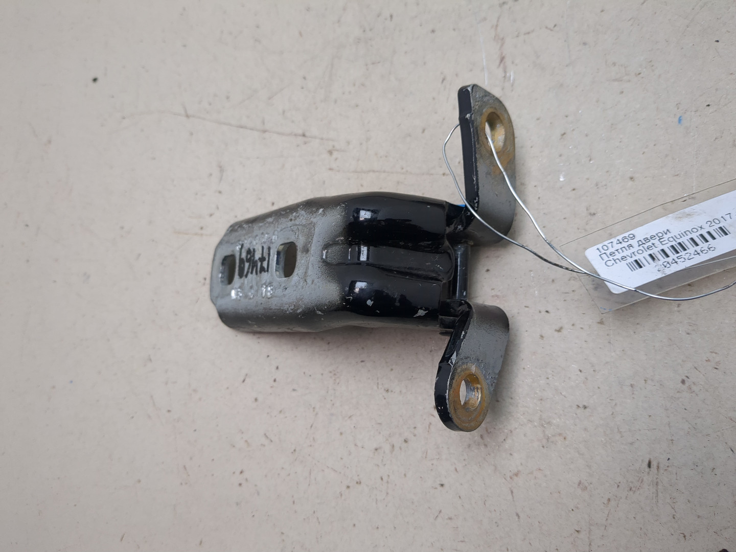 Петля двери