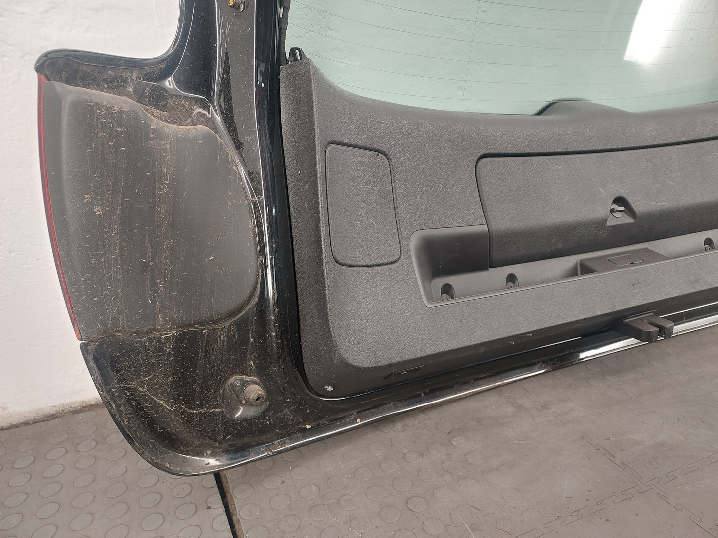 Дверь багажника