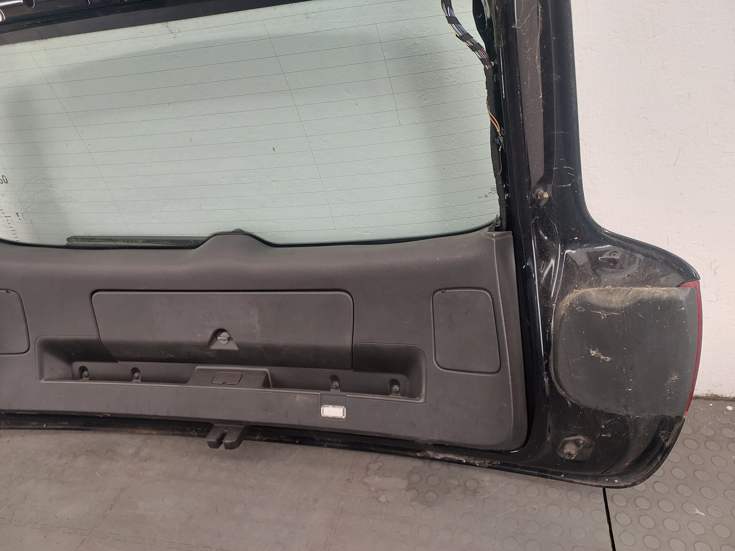 Дверь багажника