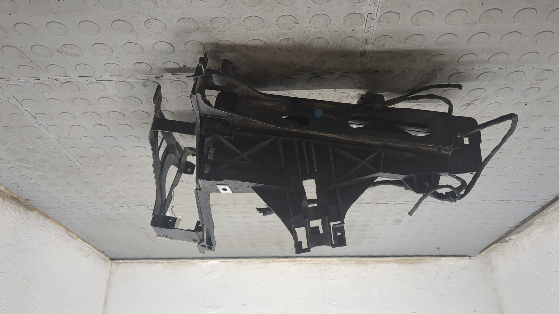 Кронштейн фар правый