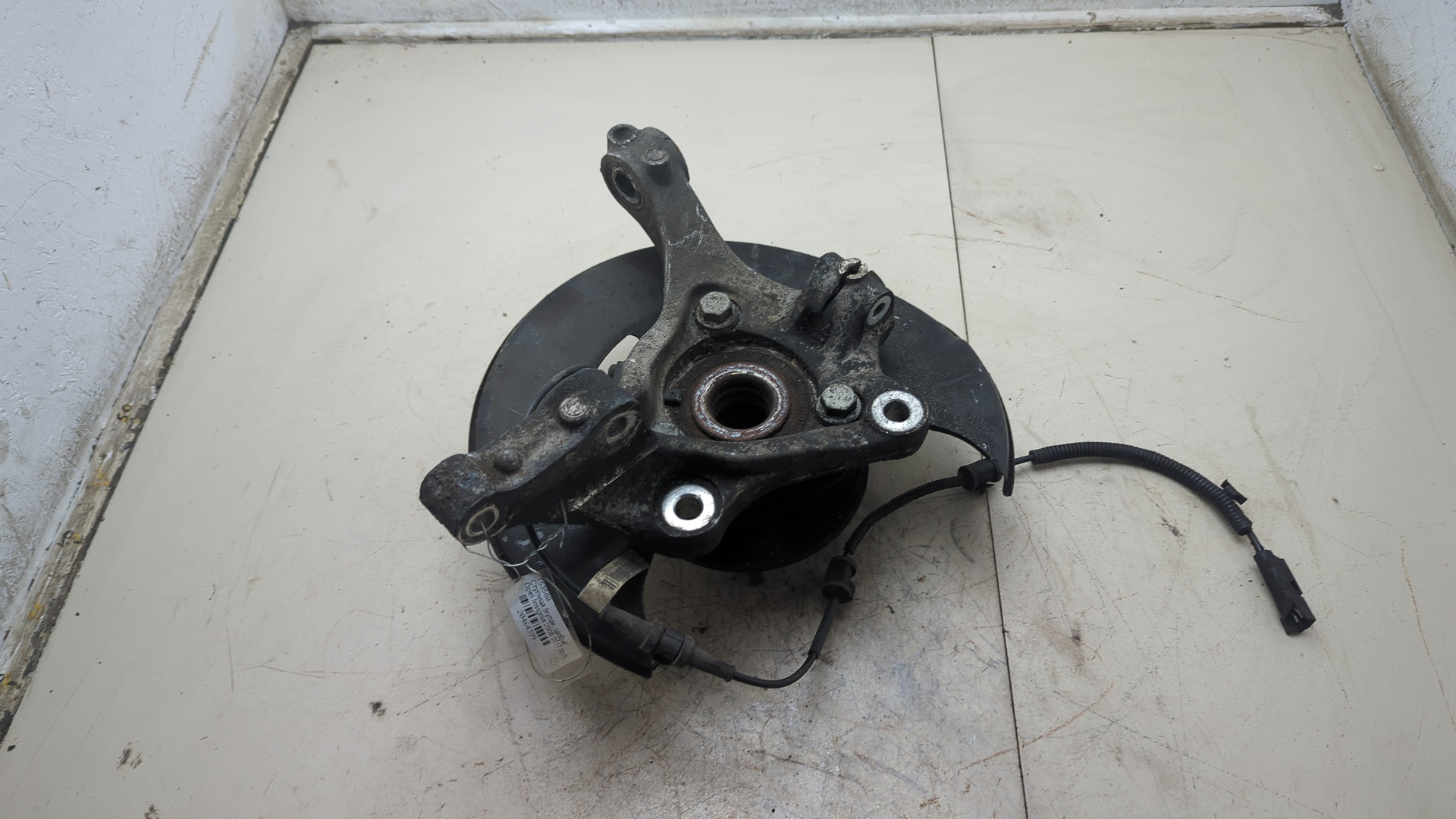 Кулак поворотный передний правый