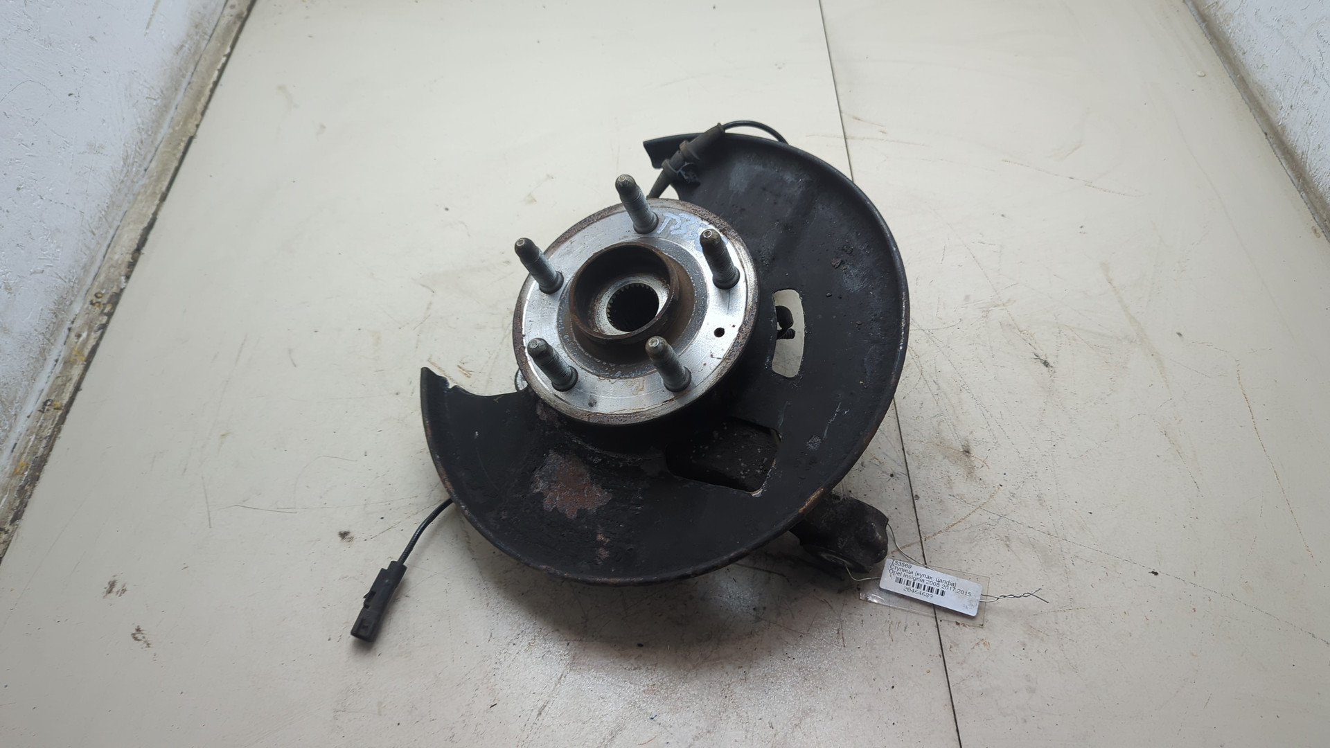 Кулак поворотный передний левый