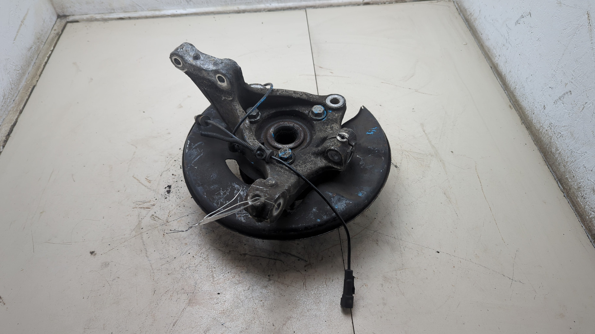 Кулак поворотный передний левый