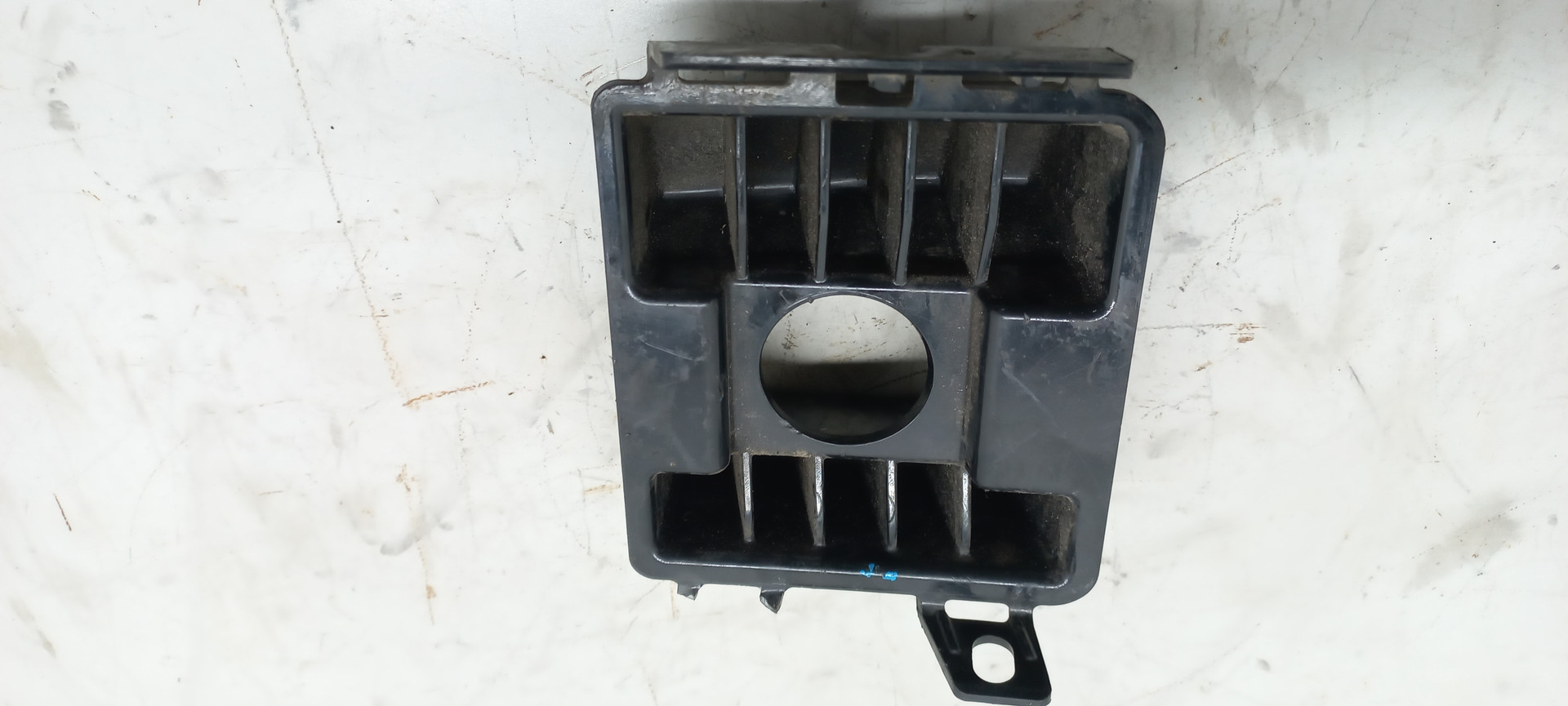 Кронштейн заднего бампера правый