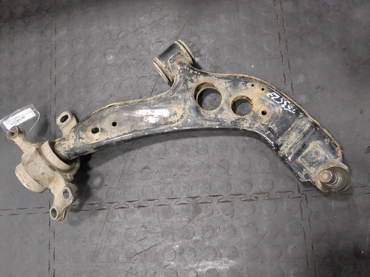 Рычаг передний правый