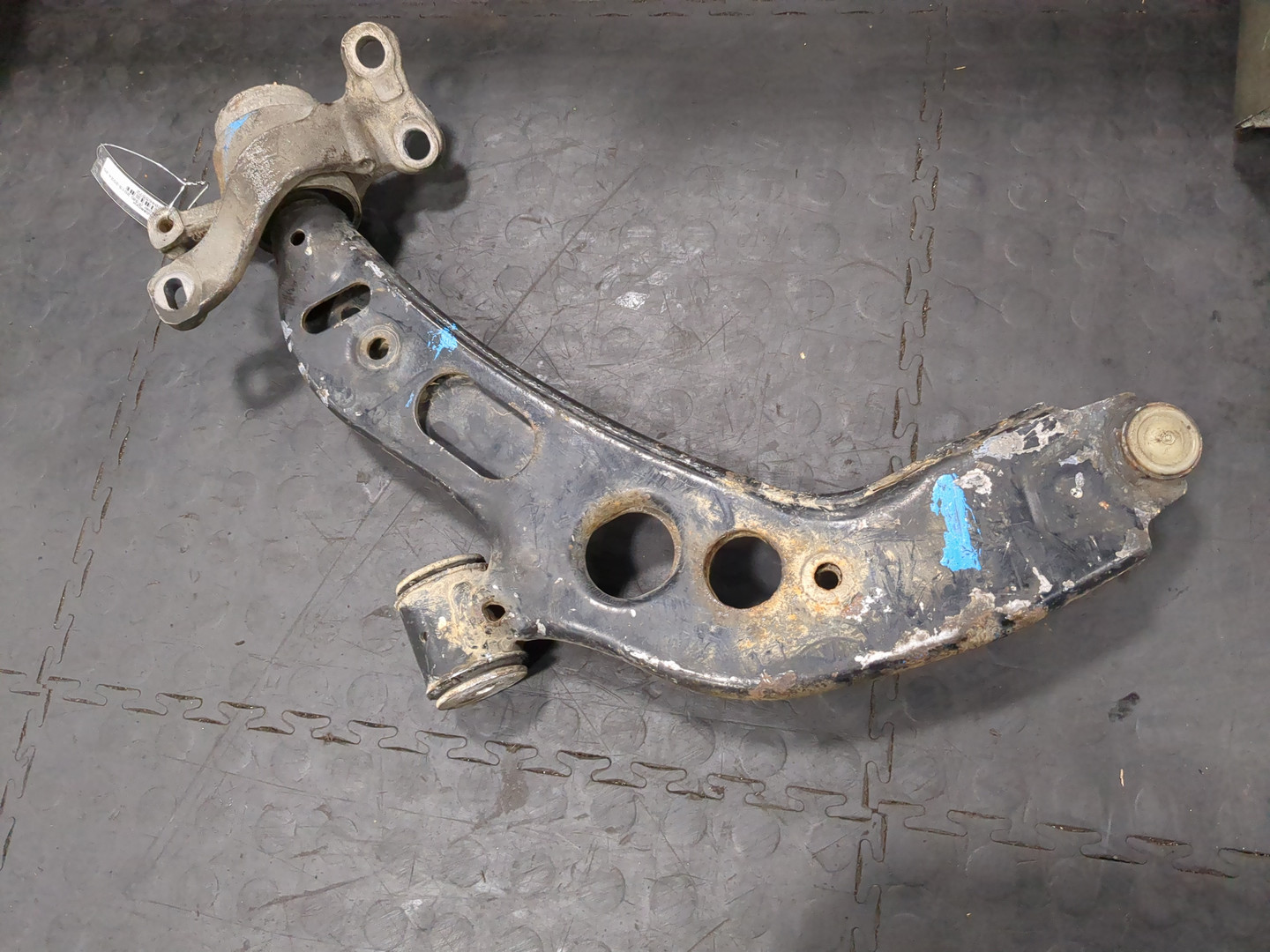 Рычаг передний правый